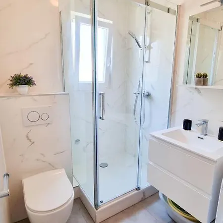 Merry Center & Lejlighed