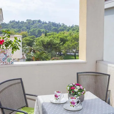 Merry Center & * מאקרסקה