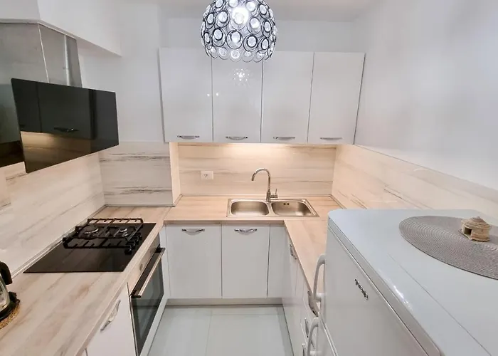 Merry Center & Apartment Makarska