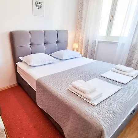 Merry Center & * Makarska