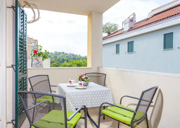 Merry Center & Makarska